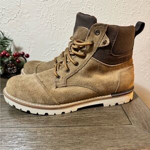 Mens Toms size 10 Brown Suede Boots